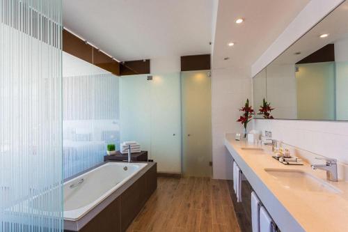 Koupelna v ubytování Radisson Blu Plaza El Bosque Santiago