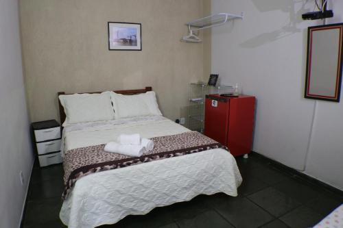 プライア・セッカにあるPousada da Teteiaのベッドルーム1室(ベッド1台、タオル2枚付)