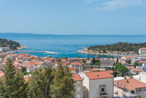 uitzicht op de stad en het water bij Luxury Apartment LEMON Sea & City view in Makarska