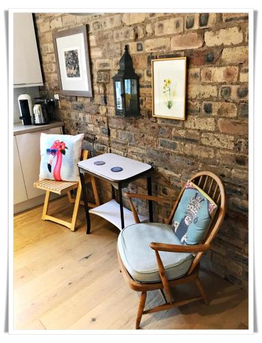 a room with a table and a chair and a table at Spacious and modern 2 bedroom flat near the City Centre in Edinburgh