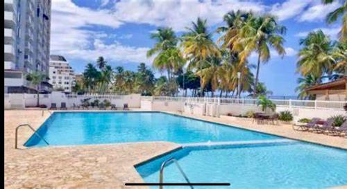 Photo de la galerie de l'établissement Hobie Oceanfront apartment at Isla Verde, à San Juan