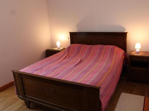 Postel nebo postele na pokoji v ubytování Gîte Tourtoirac, 4 pièces, 6 personnes - FR-1-616-8