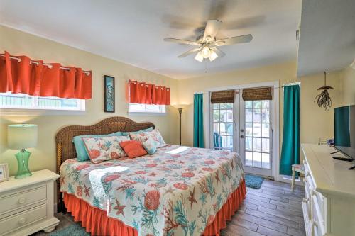 1 dormitorio con 1 cama y ventilador de techo en Cape Canaveral Cottage with Pool - Walk to Beach!, en Cabo Cañaveral