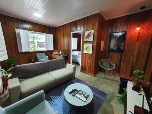 uma sala de estar com um sofá e uma mesa em Casa Apuaú em Novo Airão