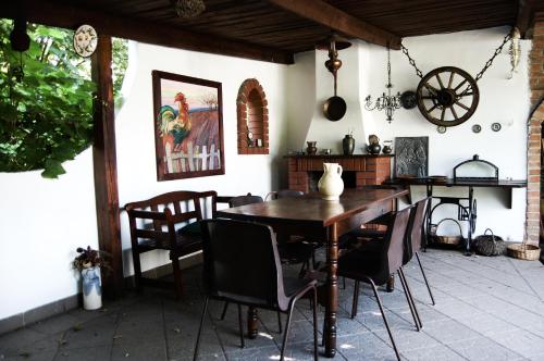 Długosiodło的住宿－Noclegi u Alicji agroHostel，一间带木桌和椅子的用餐室