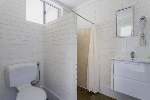 A bathroom at The Busselton Motel