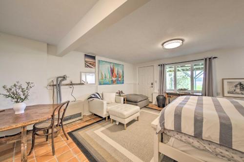 Ένα ή περισσότερα κρεβάτια σε δωμάτιο στο Owls Head Getaway Private Decks with Ocean View!