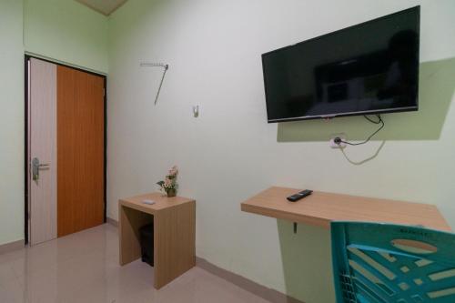 Urbanview Hotel Lumendiva 2 Palembang by RedDoorzにあるテレビまたはエンターテインメントセンター