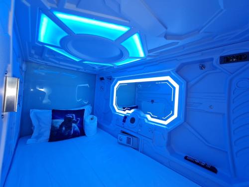 Postel nebo postele na pokoji v ubytování Galaxy Pods Capsule Hotel Boat Quay