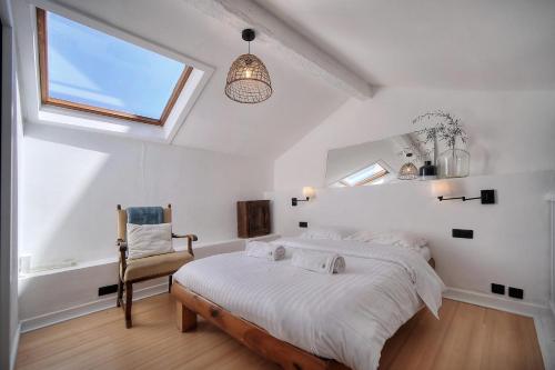une chambre avec un lit, une fenêtre et une chaise dans l'établissement IMMOGROOM - Cosy - Duplex Rénové - Proche des plages, à Cannes