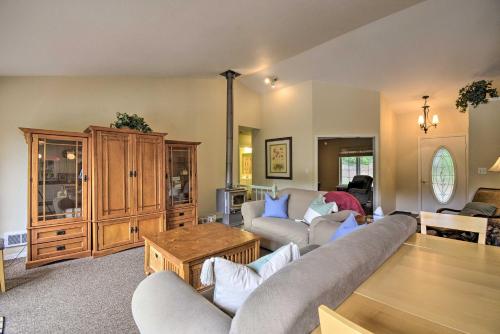 Φωτογραφία από το άλμπουμ του Anderson Island Retreat with Lakefront Deck and Canoe! σε Johnson Landing