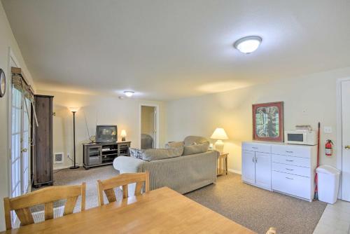 Φωτογραφία από το άλμπουμ του Anderson Island Retreat with Lakefront Deck and Canoe! σε Johnson Landing