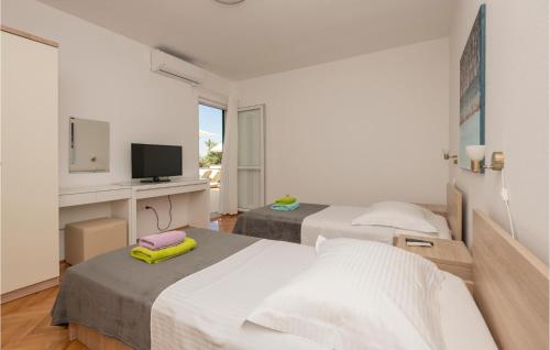 A bed or beds in a room at Awesome Home In Makarska With Private Swimming Pool, Can Be Inside Or Outside