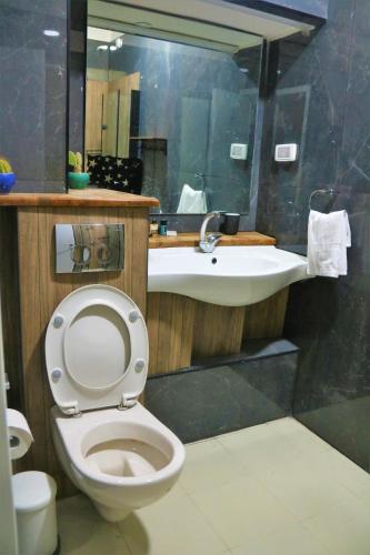 a bathroom with a toilet and a sink at במיוחד בשבילך צימר ערד in Arad