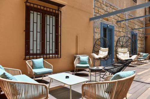 un patio con sillas y mesas en un edificio en Mamamia al Teatro Biondo, en Palermo