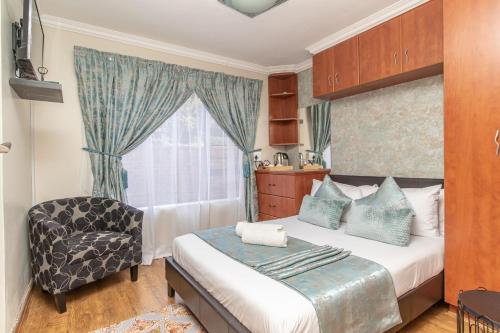 Säng eller sängar i ett rum på Bluewater Bay Vakhusi on 7 Joycelyn