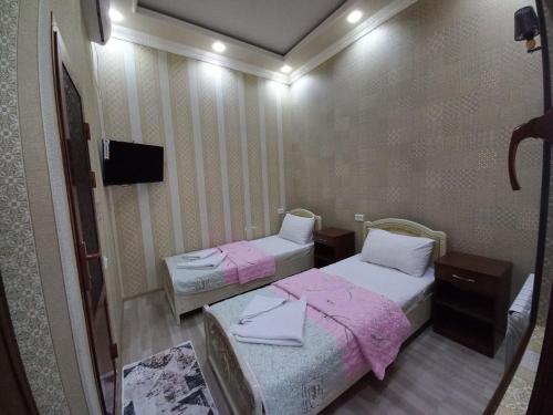 Łóżko lub łóżka w pokoju w obiekcie Yusuf Gold House