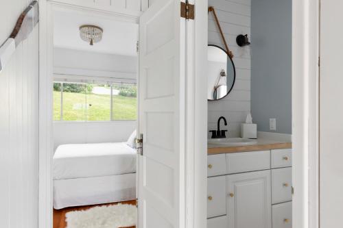 een badkamer met een wastafel en een spiegel bij The Sunlight Beach Escape in Clinton