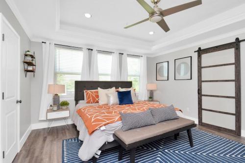 a bedroom with a bed and a ceiling fan at La Casa Blanca-Rooftop Skyline with Gameroom in Houston