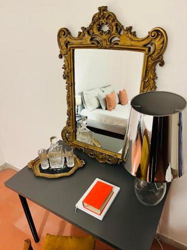 een tafel met een spiegel en een bed in een kamer bij Casa Castagna Dependance Pisapia in Pontecagnano