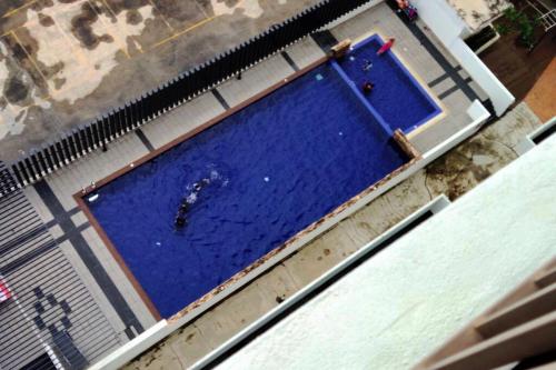 an overhead view of a blue swimming pool at Sentrovue B Pink House in Bandar Puncak Alam