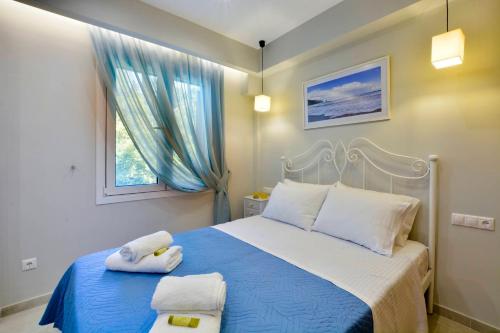 una camera con un letto blu e bianco e una finestra di Casa Margarita a Análipsis