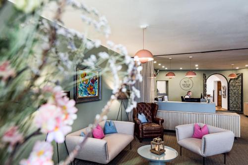 a living room with two chairs and a counter at Altstadthotel Weisse Taube in Salzburg