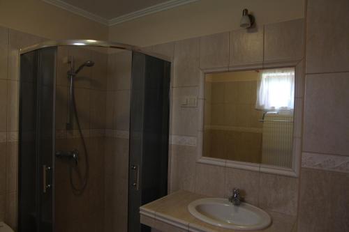 オルフェにあるポピー ヴェンディカーズのバスルーム(シャワー、シンク、鏡付)