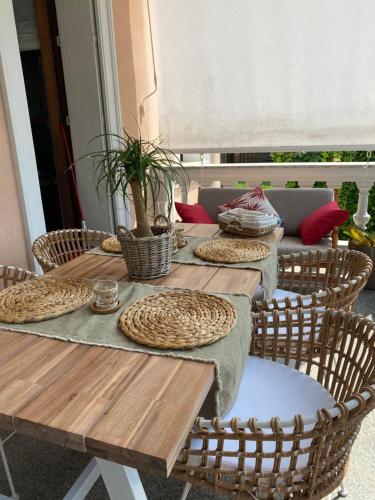 a wooden table with wicker chairs and a tableasteryasteryasteryasteryasteryastery at Villa le Rondini in Castronno