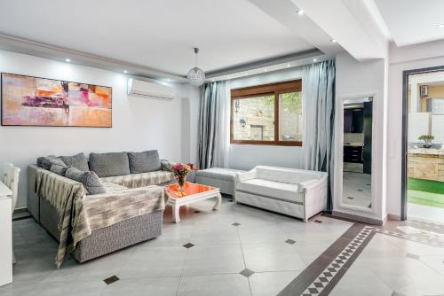 Gallery image of Vasili's Home - 5 Min from the City Ceter in Áyios Andónios