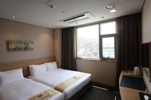 Un pat sau paturi într-o cameră la Hotel Skypark Dongdaemun I