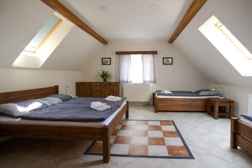 Una cama o camas en una habitación de Hezká chalupa 2.0