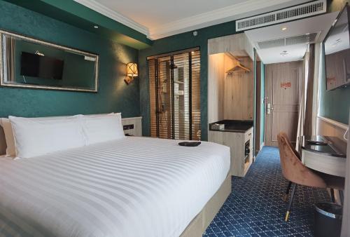 The Coach Hotel Sukhumvit - Asok BTS Bangkok by Compass Hospitality房間的床