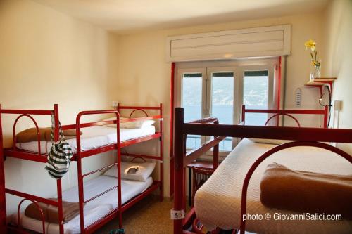 Postel nebo postele na pokoji v ubytování Lake Como Hostel