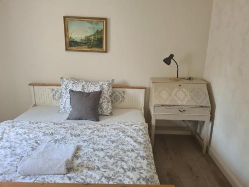 Postel nebo postele na pokoji v ubytování Airport Rooms