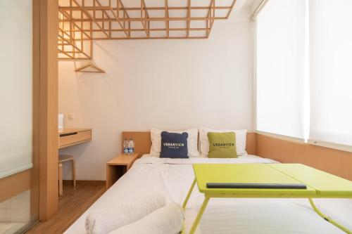 Tempat tidur dalam kamar di Urbanview Odori Residence Pondok Indah by RedDoorz