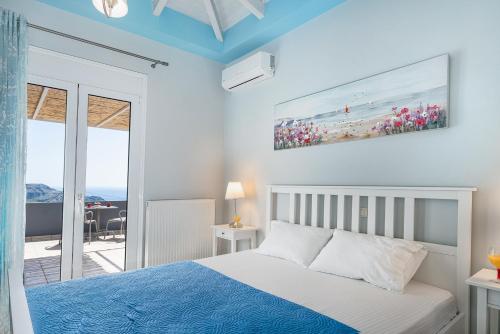 プラキアスにあるNew Modern Villa Mirthios Panorama with Private Swimming Pool and BBQ!のビーチの景色を望むベッドルーム1室(ベッド1台付)が備わります。