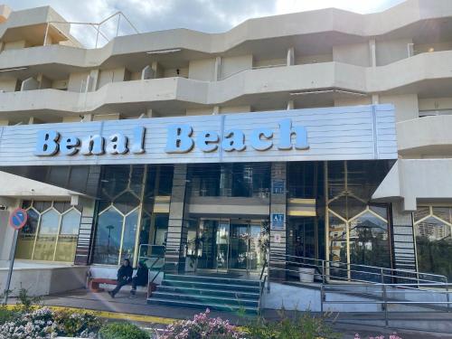 ベナルマデナにあるBenal Beach 322の真珠の海岸を読む看板のある建物
