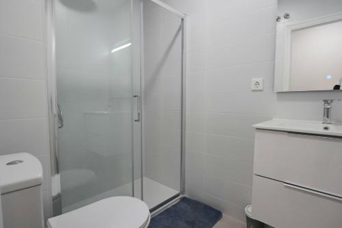 łazienka z prysznicem, toaletą i umywalką w obiekcie 062 - Club Náutico 005 - comfortHOLIDAYS w mieście Santa Pola