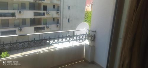 - Vistas al balcón de un edificio en Apartman Becici beach, en Bečići
