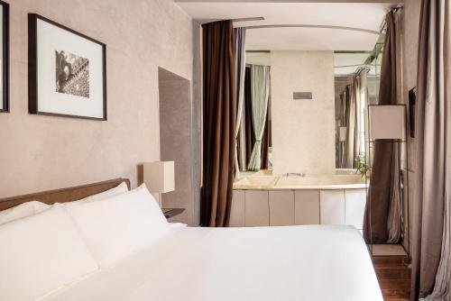 Postel nebo postele na pokoji v ubytování Ricasoli Firenze Luxury Apartments | UNA Esperienze