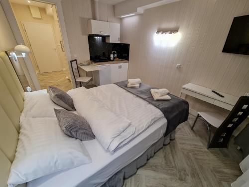 Ένα ή περισσότερα κρεβάτια σε δωμάτιο στο Apartamenty Hayduk