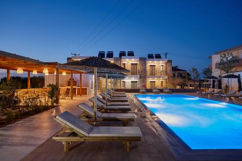 uma piscina com espreguiçadeiras e uma piscina em Volta Suites and Villas em Gouves