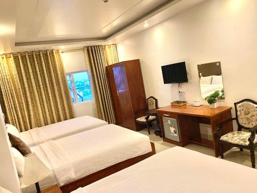 Giường trong phòng chung tại Khánh Vinh Hotel