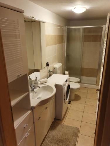 Ένα μπάνιο στο Apartment Chuck