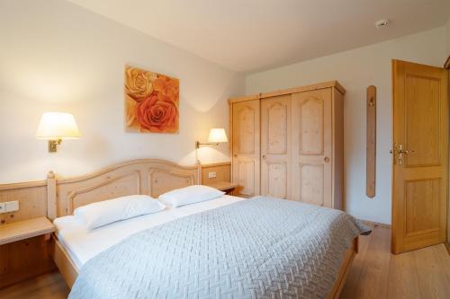 ein Schlafzimmer mit einem Bett und einem Wandgemälde in der Unterkunft Landhaus Pönitz am See Wohnung 7 in Pönitz am See
