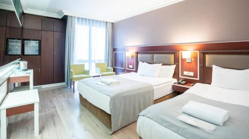 Un pat sau paturi într-o cameră la Seminal Hotel Taksim