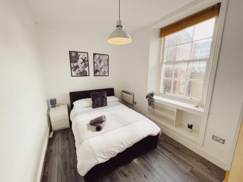 1 dormitorio con 2 camas y ventana en Newcastle City Centre, Two Bedroom, Sleeps 6 en Newcastle