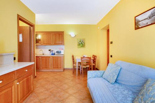 a living room with a couch and a kitchen at Residence Appartamento Roma in Civate