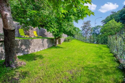 an alley with a fence and a tree at Residence Appartamento Roma in Civate